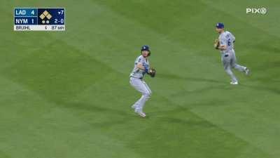 [Highlight] Citi Field erupts as McNeil hits a 2-RBI soft liner that Bellinger can't catch on the slide