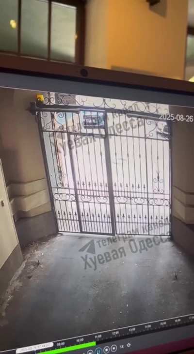 Conscription (draft) officers in Odesa, Ukraine tried to catch a man, but couldn’t figure out which day the door opens and after few unsuccessful attempts walked away as if nothing happened