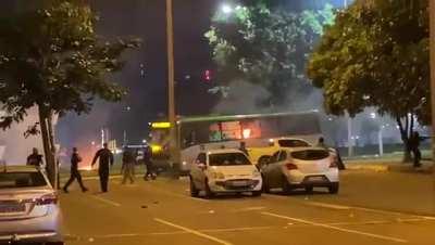 Bolsonaristas incendeiam ônibus e tentam atropelar policiais com veículo em chamas.
