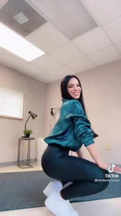 Kimberly loaiza dando unos sentones