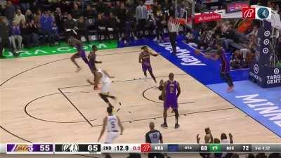 [Highlight] Anthony Edwards goes baseline and hangs in the air for an insane up and under finish