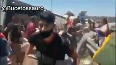 PESSOAS HUMILDES DEVOLVENDO A MERCADORIA PARA O CAMINHÃO TOMBADO