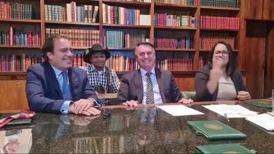 Um país onde o presidente comemora a força da variante delta por birra política com o Dória. Parabéns aos envolvidos.