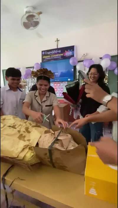 Buti nalang di sinaksak ni teacher.