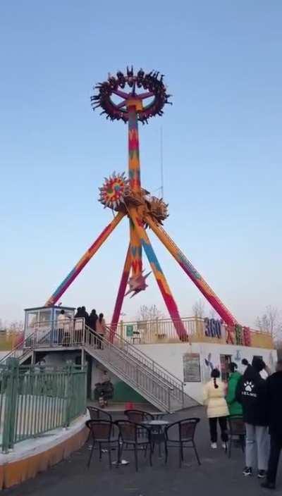 Riders of big pendulum stuck upside down in China