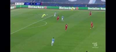 Neuer funny “one touch” hand pass