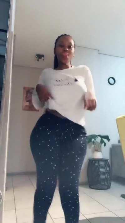 🍑😱 Pretty face with a Big South African booty 🍑😱