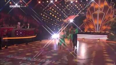 Julia Beautx bei Let’s Dance - erster Gruppentanz und Bewertung: Video 2/2… Show vom 17.02.23