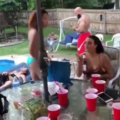 Женщины на заднем плане (на надувном матрасе в бассейне) занимаются оральным сексом