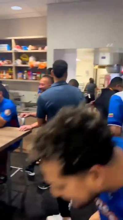 Team Venezuela bullying Eduardo Escobar with a cat 🐱