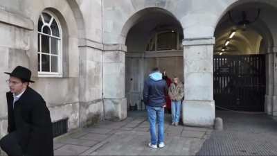 The police throws out a disrespectful group from the King’s Guards in London