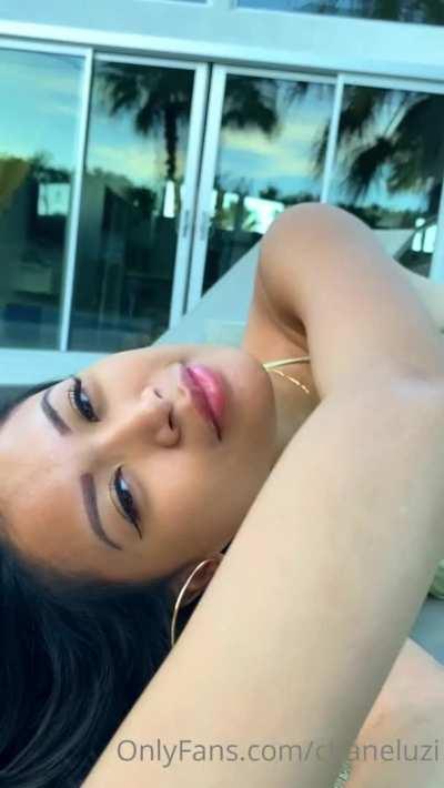 Asuan Amateur showing us whats under the bikini