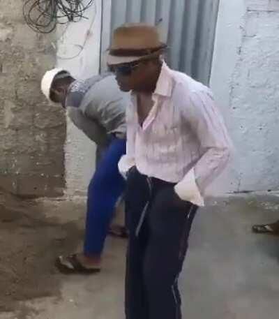 Pq será q minha obra tá demorando. Os pedreiros: