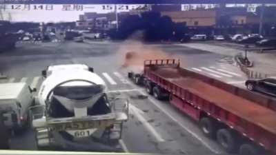 Truck's emergency brake causes steel plate to slice vehicle's cabin open with only minor injuries (China Dec. 14, 2020)