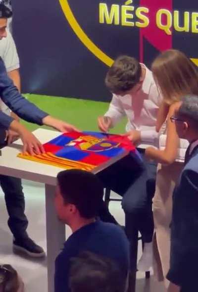 Girl giving her number to Gavi :)