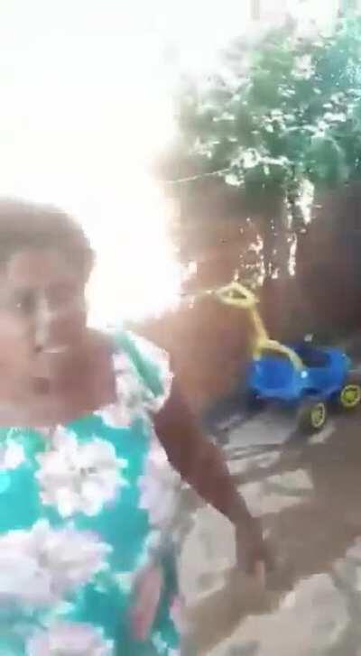 ela tá esfregando tudo