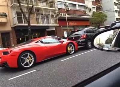 Un besito a una Ferrari