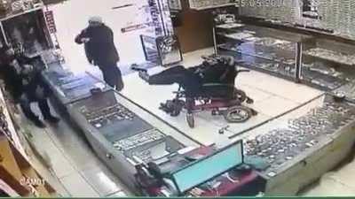 Disabled idiot trying to rob a jewelry holding a gun with his feet