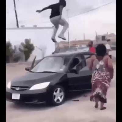 woman scratchs the car of the ex gg