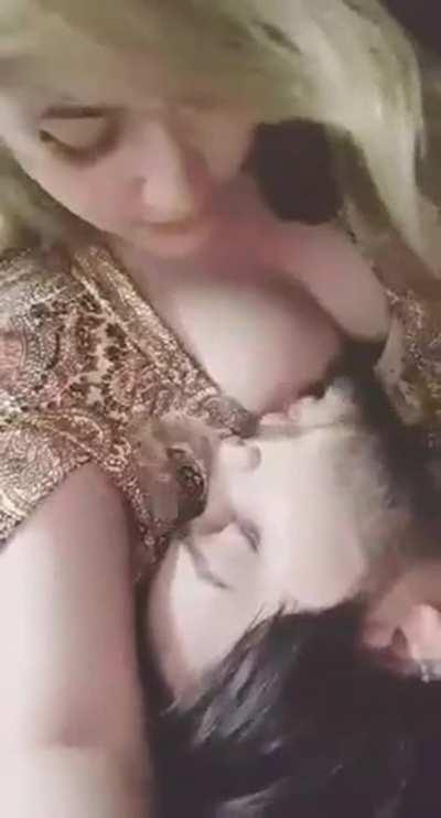 🔥🥰 Cute Snapchat Queen Accidentally went Live while she was Getting her T!tt!es Licked by her Boyfriend 