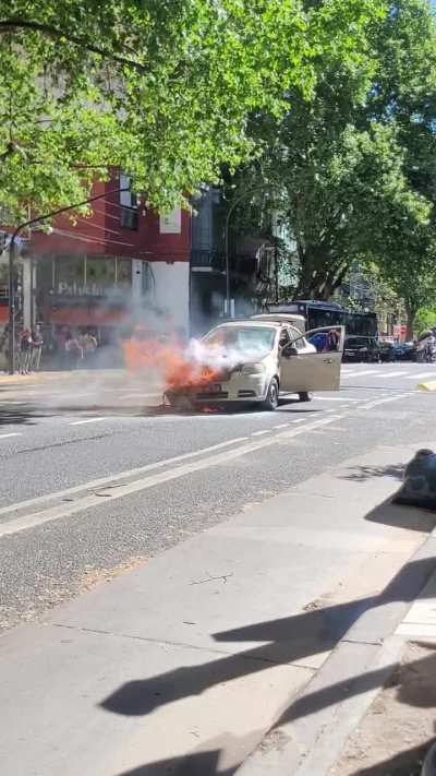 Ahora: Auto incendiandose en Av. Corrientes y Riobamba
