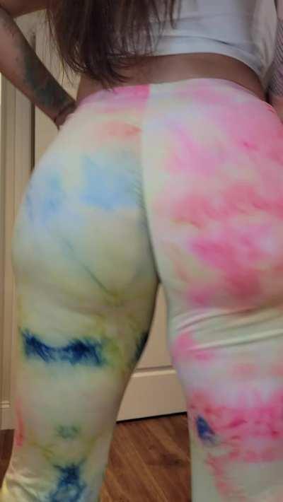 Does your cock approve of my bouncy cheeks in these pants🍑 ?