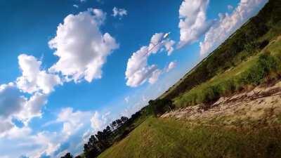 Верхом на стреле, выпущенной из лука! Камера, установленная на стреле, снимает ее полет.