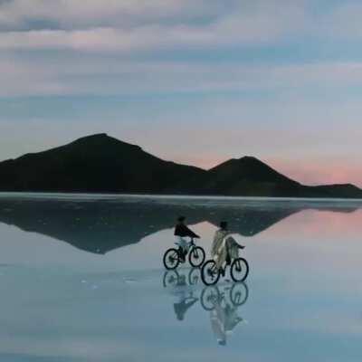 По дороге с облаками, по дороге с облаками...