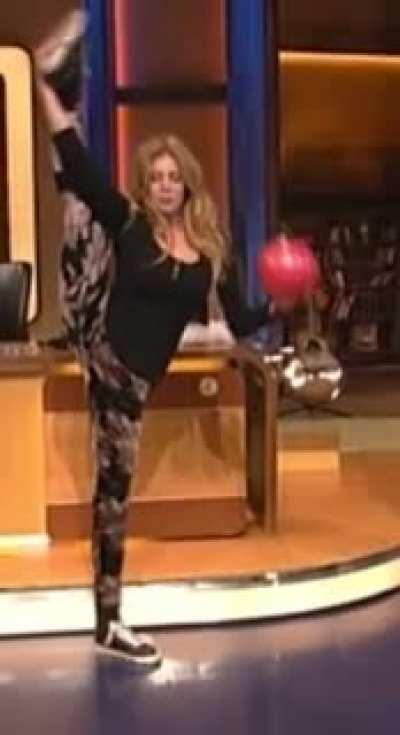 #palinarojinski Sie macht die Beine breit.