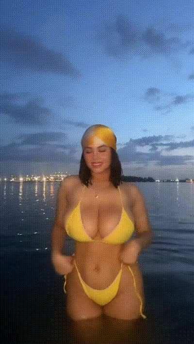 Shake those big ‘ol heavy boobs 🤤