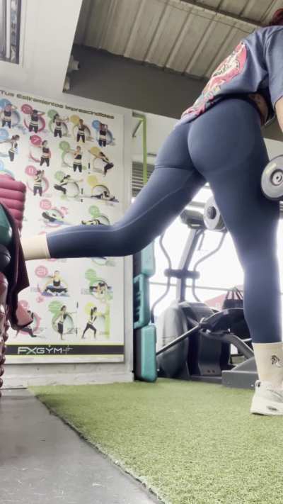 Gym split squat ass clenching booty view 17