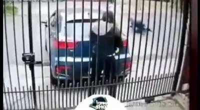 Woman stays calm when being approached by armed robbers