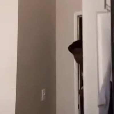 Eu quando sou pego assistindo algo que não devia.