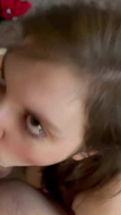 Her eye contact is perfect 😍