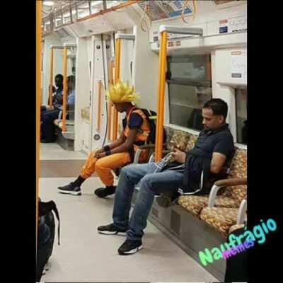 Metro e passageiros aleatórios