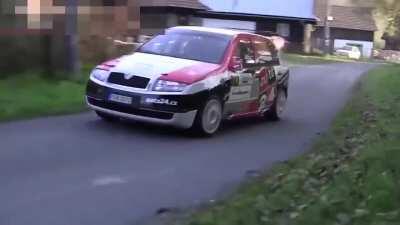 Mit 120 km/h durch Altschauerberg. Sach ma habd ihr noch alle Waffeln an der Ladde?