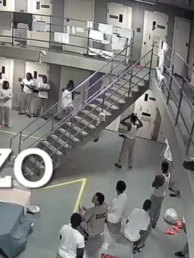 NEW ANGLE Of King von fighting someone in jail (1v1)