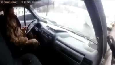 UA POV: In Lviv, a man decided to run away from the TCC and was hit by a car. But even this did not stop him and he ran on.