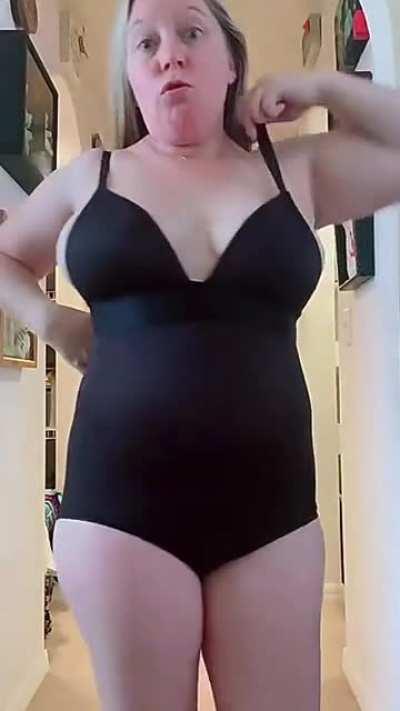 Quick nipslip from her nobody else knew lol