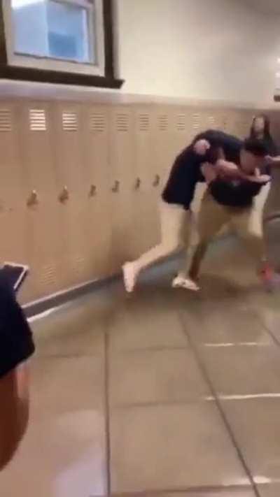 This dude dancing during the fight 😭💀🤝