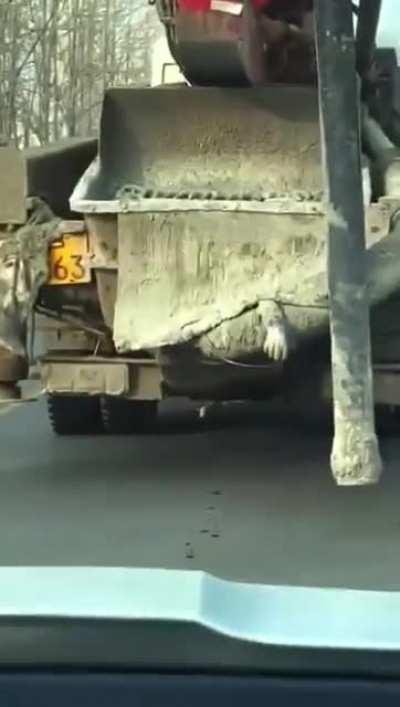 前面的工程车里有人出来挥手