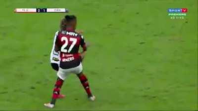 Lance normal, segue o jogo