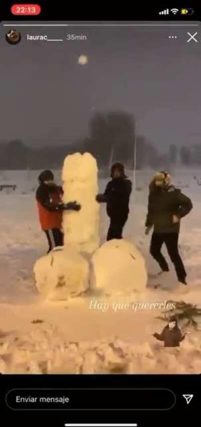 Se entretienen con la nieve en españa