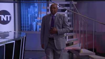 [Highlight] Chuck lookin' fly on the set today