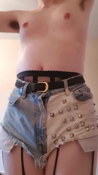 These shorts can't contain my dick 😘