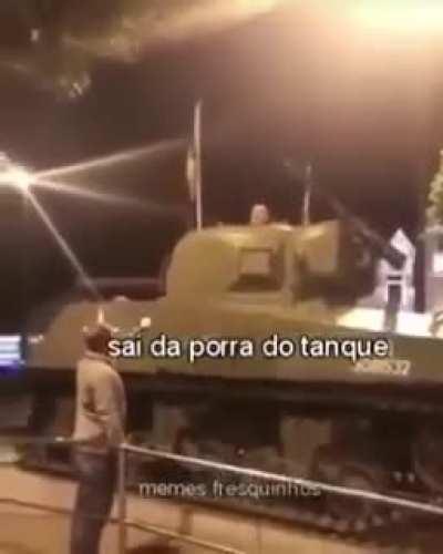 Sai do tanque.