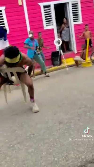 El hombre-silla Dominican version