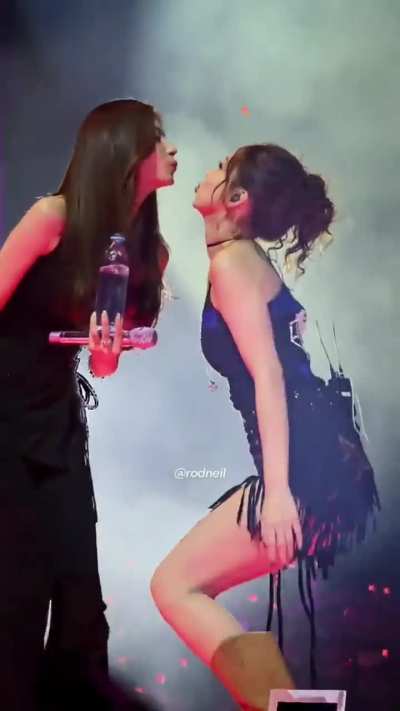 251004 - Nayeon and Sana were asked to recreate the fanmeeting incident