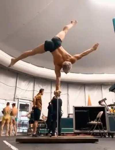 Amazing balance on one hand