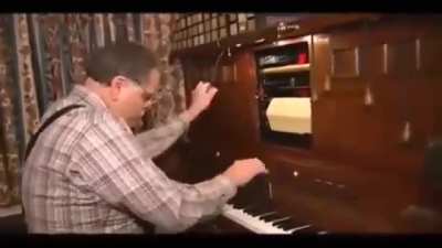 Let us celebrate the collapse of fardballsland with a swell old tune!